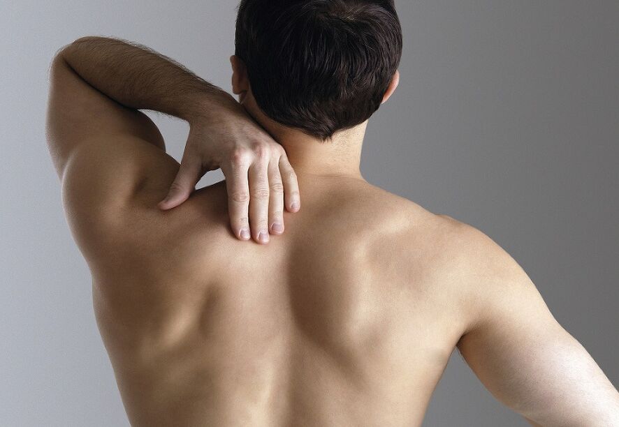 Schmerzen unter dem linken Schulterblatt von hinten von hinten Foto 3