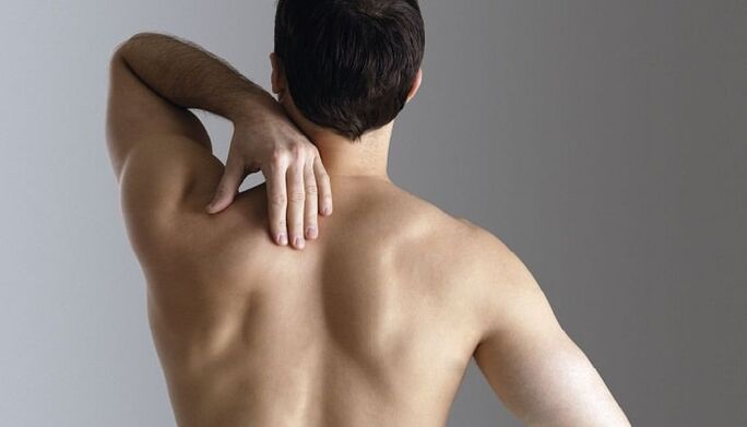 Rückenschmerzen zwischen den Schulterblättern bei einem Mann