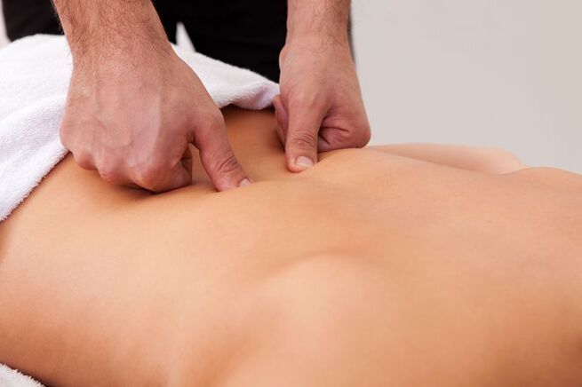 Therapeutische Massage - eine Methode zur Beseitigung von Rückenschmerzen im Bereich der Schulterblätter
